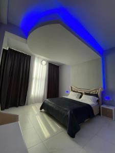 Postel nebo postele na pokoji v ubytování Grand Hotel Gjyshi