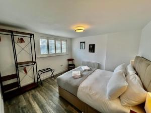 Un dormitorio con una cama y una escalera dentro. en Penthouse North Sea Front, en Saltburn-by-the-Sea