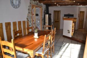 - une salle à manger avec une table et des chaises en bois dans l'établissement L'oustal Les Fayards, à Meyrueis