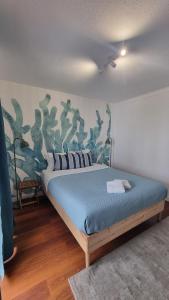 ein Schlafzimmer mit einem Bett und einem Gemälde an der Wand in der Unterkunft Ericeira Breeze Villa in Ericeira