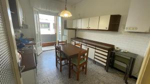 une cuisine avec une table et des chaises dans l'établissement Cleo Calla, à Ancône