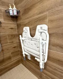 a white toilet in a bathroom next to a wall at As Cortiñas, casa vacacional completa en Laxe 