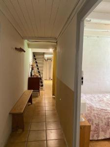 Ένα ή περισσότερα κρεβάτια σε δωμάτιο στο Petit gîte en Périgord Pourpre