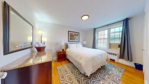 Ένα ή περισσότερα κρεβάτια σε δωμάτιο στο Bright 2br In Brookline