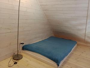 a small room with a bed and a lamp at Bałtyckie Siedlisko in Jarosławiec