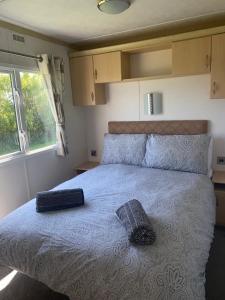 Postel nebo postele na pokoji v ubytování Coastal Chalet in Tudweiliog- Tyddyn Mawr