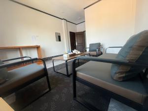 Khu vực ghế ngồi tại MANYTHIP Hotel