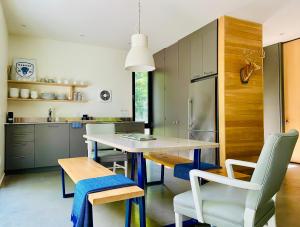 Kuchyň nebo kuchyňský kout v ubytování Spahaus 7 Luxury Scandi Chalet, Hot Tub, EV Chrg