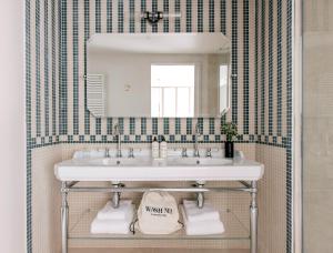 a bathroom with a sink and a mirror at Les Bassans in Perros-Guirec