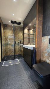 a bathroom with a tub and a toilet and a sink at Luxusowy Apartament MonteNegro in Nowęcin