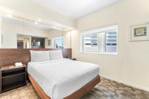 Postel nebo postele na pokoji v ubytování Crystal Beach Suites Miami Oceanfront Hotel