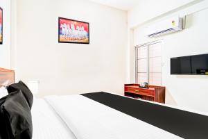 TV a/nebo společenská místnost v ubytování Super Hotel O Aarapalayam