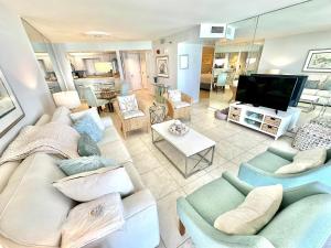 Una sala de estar con un sofá y un televisor. en 4336 Beachside Two, en Destin