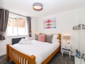 a bedroom with a bed and a window at Lilly's Cottage in Dawlish