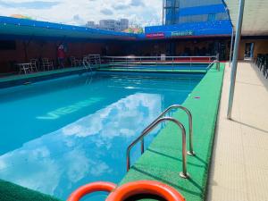 una piscina al costado de un edificio en Vienna International Hotel, en Asaba