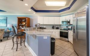 オレンジビーチにあるPhoenix IX 705 condoのキッチン(ステンレス製の冷凍冷蔵庫付)