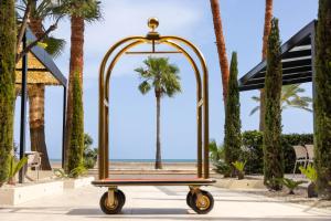 a gold skateboard on wheels in front of the beach at Hotel Royalmar in Cagnes-sur-Mer