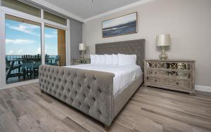 Un dormitorio con una cama grande y un balcón. en Phoenix Orange Beach 2106 condo, en Orange Beach