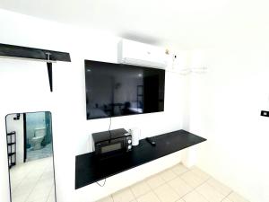 een badkamer met een wastafel en een spiegel bij Patong Canal Villa R202 in Patong Beach +2 foto's