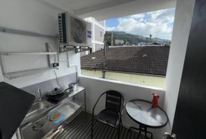een kleine keuken met een kleine tafel en een raam bij Patong Canal Villa R202 in Patong Beach