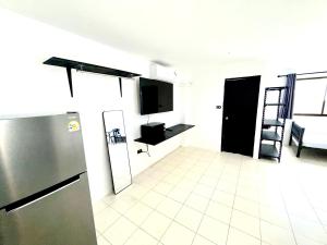 een keuken met een koelkast en een tegelvloer bij Patong Canal Villa R202 in Patong Beach