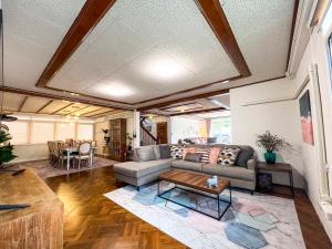 Χώρος καθιστικού στο Luxury Villa on Nimman Pool Table Huge Garden