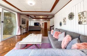 Χώρος καθιστικού στο Luxury Villa on Nimman Pool Table Huge Garden