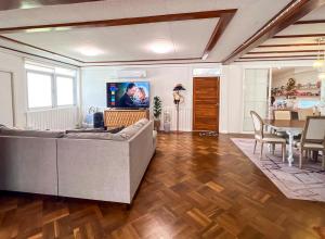 Μια τηλεόραση ή/και κέντρο ψυχαγωγίας στο Luxury Villa on Nimman Pool Table Huge Garden