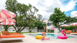 Πισίνα στο ή κοντά στο Luxury Villa on Nimman Pool Table Huge Garden