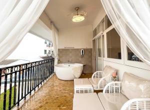 Μπαλκόνι ή βεράντα στο Luxury Villa on Nimman Pool Table Huge Garden