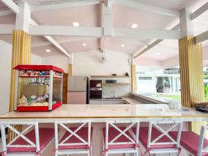 Η κουζίνα ή μικρή κουζίνα στο Luxury Villa on Nimman Pool Table Huge Garden