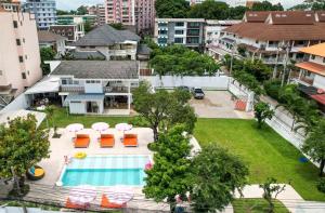 Πισίνα στο ή κοντά στο Luxury Villa on Nimman Pool Table Huge Garden
