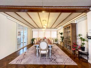 Χώρος καθιστικού στο Luxury Villa on Nimman Pool Table Huge Garden