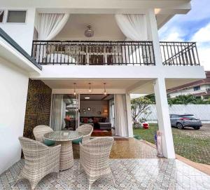 Μπαλκόνι ή βεράντα στο Luxury Villa on Nimman Pool Table Huge Garden