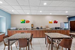 Η κουζίνα ή μικρή κουζίνα στο Quality Inn & Suites