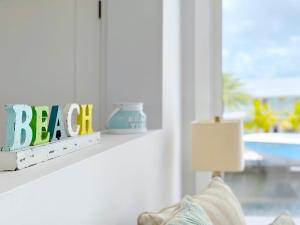 キーラーゴにあるKeys Harbor - Waterfront, Private Boat Dock, Outdoor Oasisのリビングルームの椅子とランプが置かれた棚