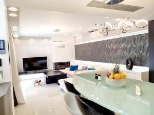 a living room with a dining table and a television at Casa di Jiovanni Luxury in Asgourou