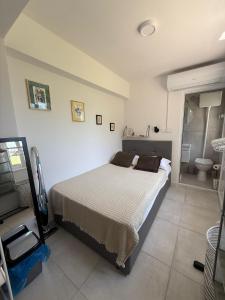 a bedroom with a bed and a bathroom with a toilet at Studio Bire in Lumbarda