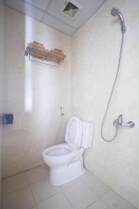 a bathroom with a toilet and a shower at Là Nhà - Homestay Hạ Long in Ha Long +6 photos