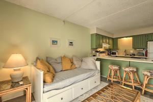 オーシャンシティにあるSteps to Ocean City Beach Condo with Balconyのソファとキッチンのあるリビングルーム