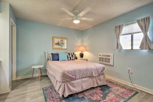 オーシャンシティにあるSteps to Ocean City Beach Condo with Balconyのベッドと天井扇風機のある寝室