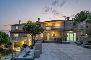 a large house with a patio in front of it at Casa Rural Antonio de Sofia in César