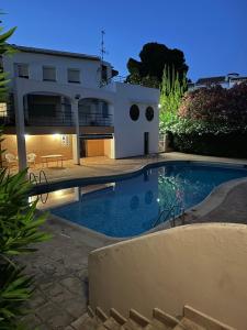 ein Haus mit Swimmingpool bei Nacht in der Unterkunft Sun Rise in Moraira