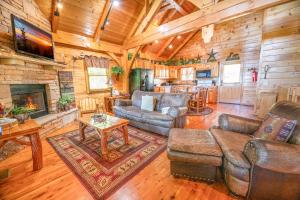 een woonkamer met lederen meubels en een open haard bij Mountain Getaway 2 By Avada Properties in Sevierville