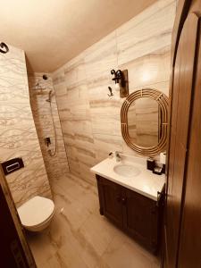 Kasr-i Divan Hotel في ماردين: حمام مع حوض ومرحاض ومرآة +57 صورة