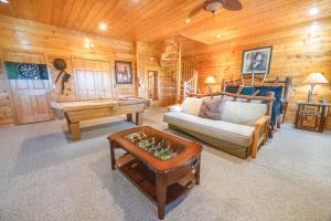 un soggiorno con un divano e un tavolo di Mountain Getaway 2 By Avada Properties a Sevierville