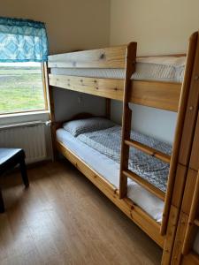 Rúm í herbergi á Snorrastaðir Guesthouse