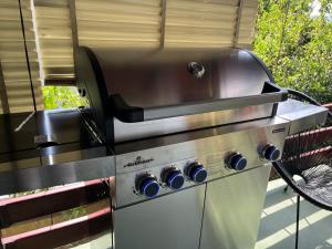 a grill with a stove and a grill at LEA in Bakarac