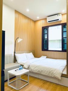 una camera da letto con un letto, un divano e un tavolo di Cozy Oasis - Gần Hồ Hoàn Kiếm a Hanoi
