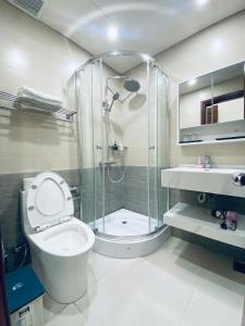 un bagno con doccia, WC e lavandino di Cozy Oasis - Gần Hồ Hoàn Kiếm a Hanoi